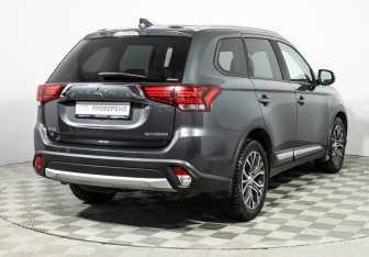 Подержанный автомобиль Mitsubishi Outlander 2017 года (5 фото)