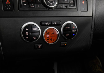 Подержанный автомобиль Nissan Tiida Hatchback 2010 года (12 фото)