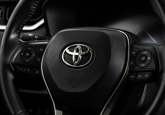 Подержанный автомобиль Toyota RAV4 2023 года (14 фото)