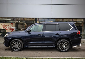 Подержанный автомобиль Lexus LX 2016 года (8 фото)