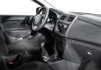 Подержанный автомобиль Renault Sandero 2018 года (13 фото)