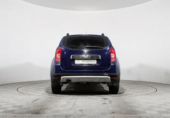 Подержанный автомобиль Renault Duster 2014 года (6 фото)