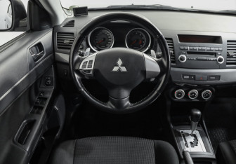 Подержанный автомобиль Mitsubishi Lancer Sedan 2008 года (11 фото)