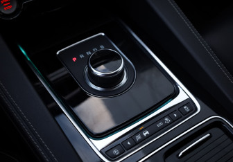 Подержанный автомобиль Jaguar F-Pace 2018 года (25 фото)