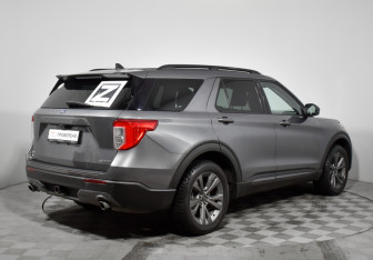 Подержанный автомобиль Ford Explorer 2021 года (5 фото)
