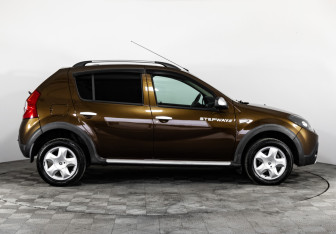 Подержанный автомобиль Renault Sandero 2014 года (4 фото)