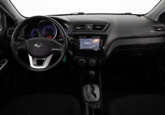 Подержанный автомобиль Kia Rio Hatchback 2013 года (9 фото)