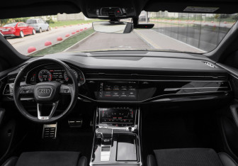 Подержанный автомобиль Audi Q8 2019 года (13 фото)