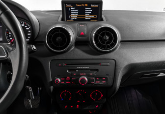 Подержанный автомобиль Audi A1 2014 года (16 фото)