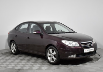 Подержанный автомобиль Hyundai Elantra Sedan 2011 года (3 фото)