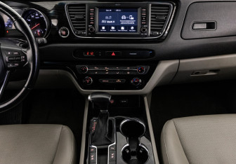 Подержанный автомобиль Kia Carnival 2019 года (13 фото)