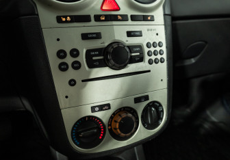 Подержанный автомобиль Opel Corsa 2007 года (15 фото)