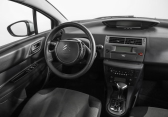 Подержанный автомобиль Citroen C4 Hatchback 2011 года (9 фото)