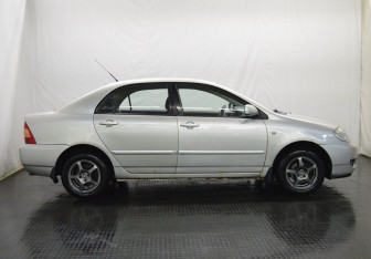 Подержанный автомобиль Toyota Corolla Sedan 2005 года (4 фото)