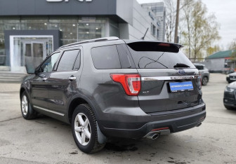 Подержанный автомобиль Ford Explorer 2018 года (6 фото)