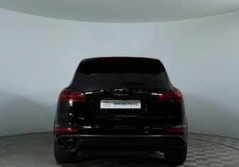 Подержанный автомобиль Porsche Cayenne 2016 года (6 фото)