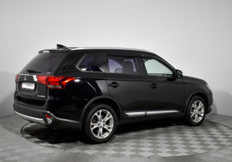 Подержанный автомобиль Mitsubishi Outlander 2017 года (5 фото)