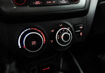 Подержанный автомобиль Kia Rio Hatchback 2014 года (15 фото)
