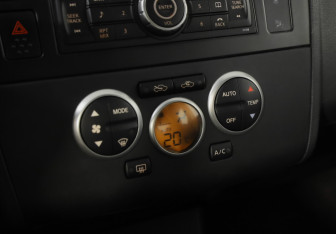 Подержанный автомобиль Nissan Tiida Hatchback 2008 года (14 фото)