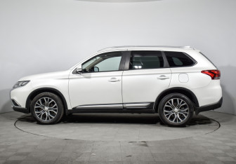 Подержанный автомобиль Mitsubishi Outlander 2017 года (8 фото)