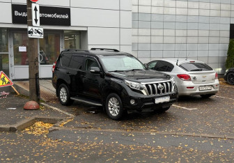 Подержанный автомобиль Toyota Land Cruiser Prado 2015 года (3 фото)