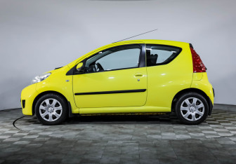 Подержанный автомобиль Peugeot 107 2010 года (8 фото)