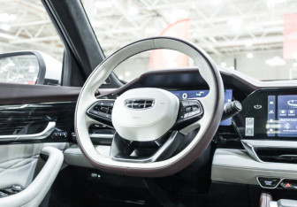 Подержанный автомобиль Geely Monjaro 2023 года (19 фото)