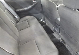 Подержанный автомобиль Toyota Corolla Sedan 2005 года (13 фото)