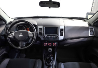 Подержанный автомобиль Mitsubishi Outlander 2011 года (10 фото)