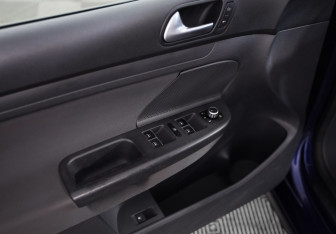 Подержанный автомобиль Volkswagen Golf Hatchback 2005 года (18 фото)