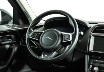 Подержанный автомобиль Jaguar F-Pace 2016 года (12 фото)