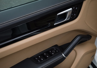 Подержанный автомобиль Porsche Cayenne 2021 года (14 фото)