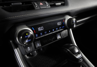 Подержанный автомобиль Toyota RAV4 2021 года (16 фото)