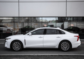 Подержанный автомобиль Hongqi H5 2023 года (11 фото)