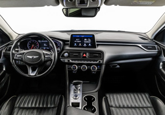 Подержанный автомобиль Genesis G70 2019 года (12 фото)