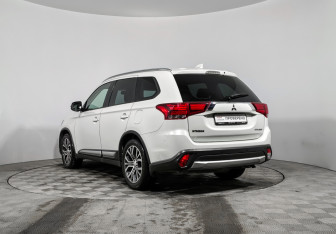 Подержанный автомобиль Mitsubishi Outlander 2017 года (7 фото)