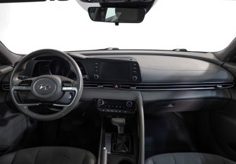Подержанный автомобиль Hyundai Elantra Sedan 2021 года (9 фото)