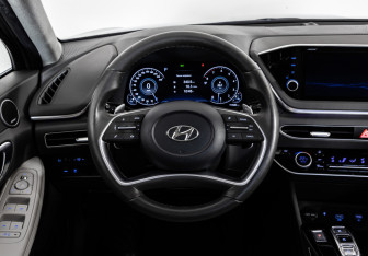 Подержанный автомобиль Hyundai Sonata 2021 года (11 фото)