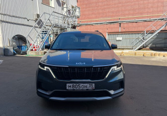 Подержанный автомобиль Kia Carnival 2022 года (2 фото)