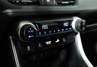 Подержанный автомобиль Toyota RAV4 2021 года (16 фото)