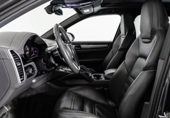 Подержанный автомобиль Porsche Cayenne 2018 года (29 фото)