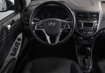 Подержанный автомобиль Hyundai Solaris Hatchback 2015 года (9 фото)