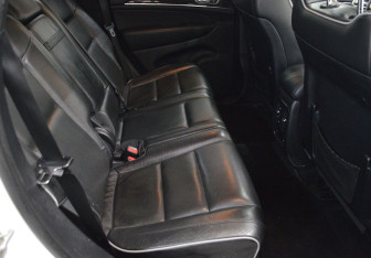 Подержанный автомобиль Jeep Grand Cherokee 2012 года (13 фото)