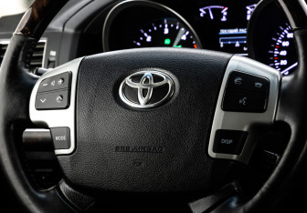 Подержанный автомобиль Toyota Land Cruiser Suv 2012 года (12 фото)