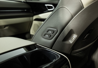 Подержанный автомобиль Kia Carnival 2022 года (25 фото)