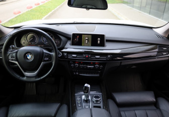 Подержанный автомобиль BMW X5 2014 года (9 фото)