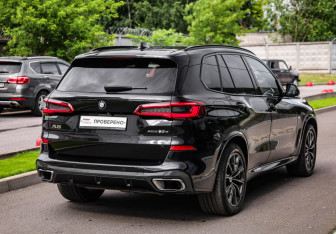 Подержанный автомобиль BMW X5 2020 года (6 фото)