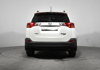 Подержанный автомобиль Toyota RAV4 2015 года (5 фото)