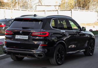 Подержанный автомобиль BMW X5 2020 года (6 фото)