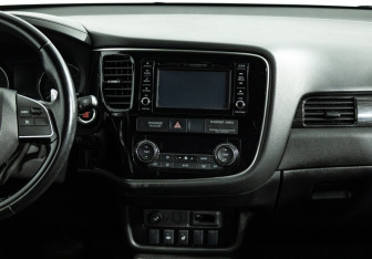 Подержанный автомобиль Mitsubishi Outlander 2017 года (14 фото)
